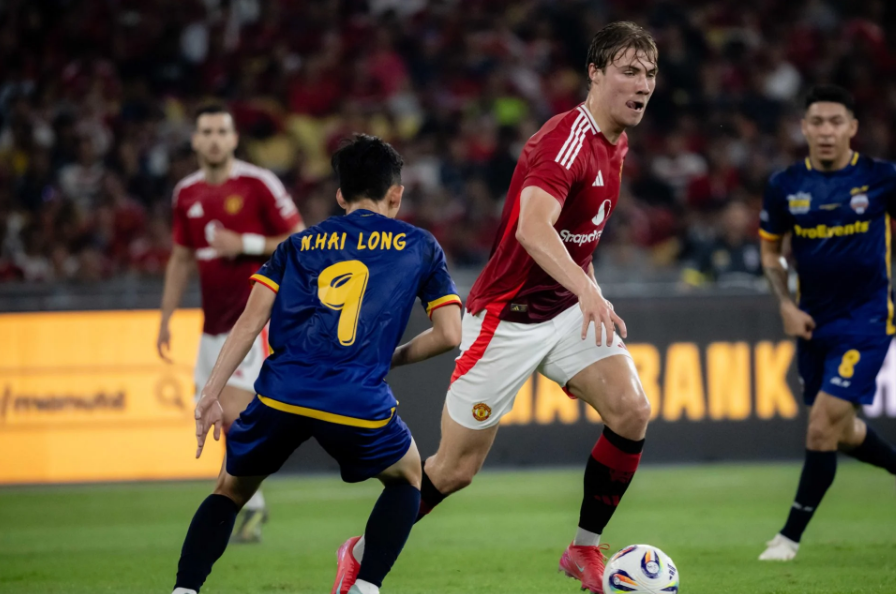 包含赛前体能课后，曼联遗憾出局备战荷甲，管理层满意，临场指挥获称赞的词条