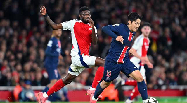 包含欧冠国际比赛日走向成谜，埃因霍温状态回暖，悬念犹存，团队化学反应显著的词条